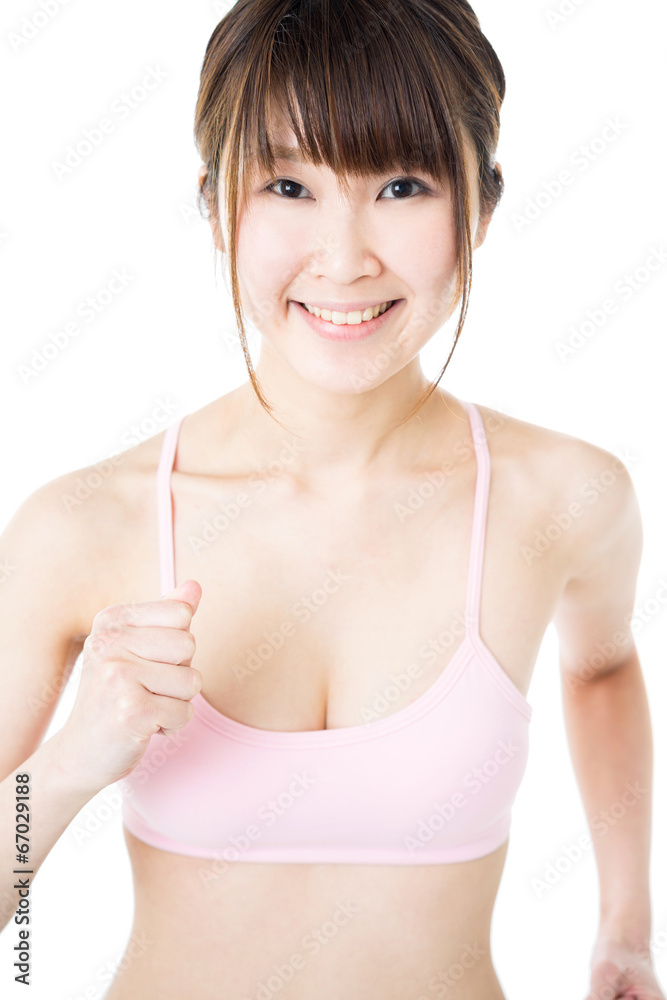 走る女性