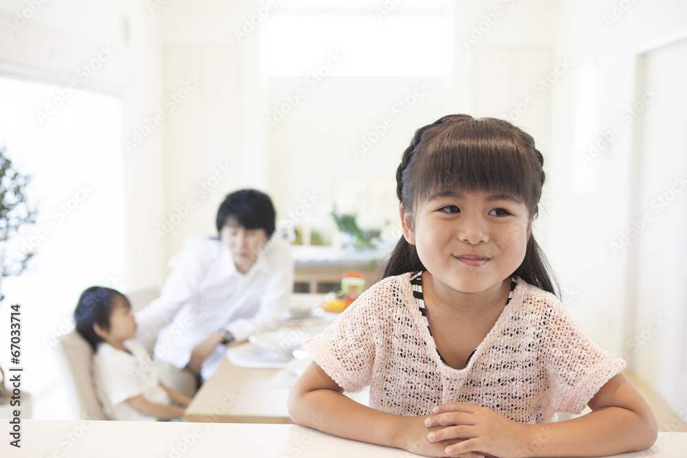 腕を組む女の子 腕を組む女の子