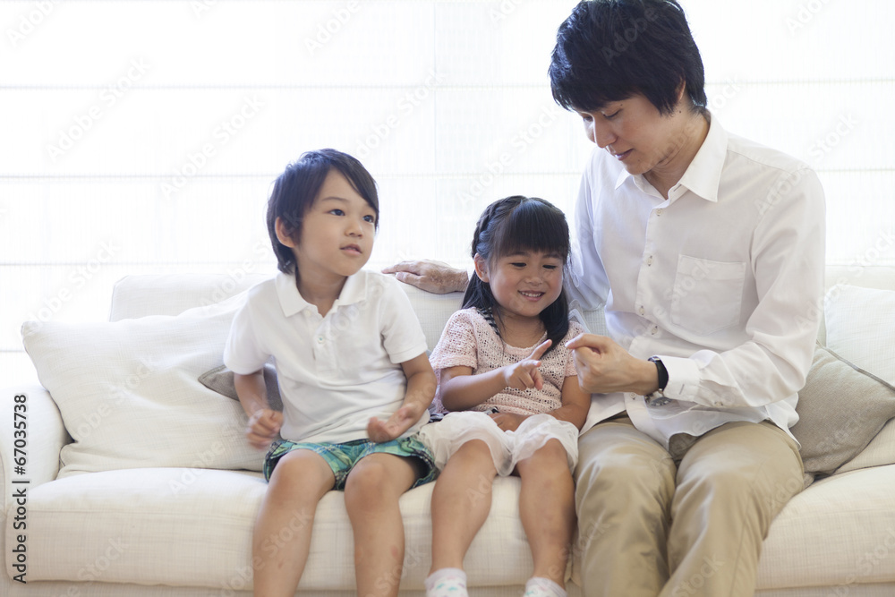 ソファーで遊ぶ親子 ソファーで遊ぶ親子