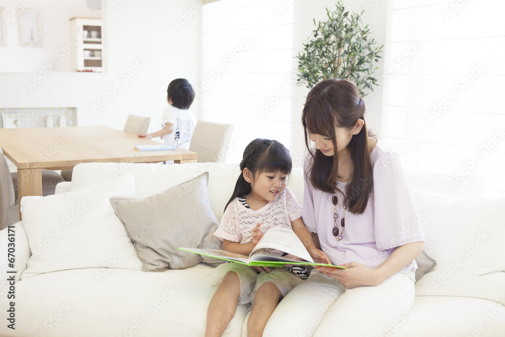 リビングでくつろぐ家族 リビングでくつろぐ家族