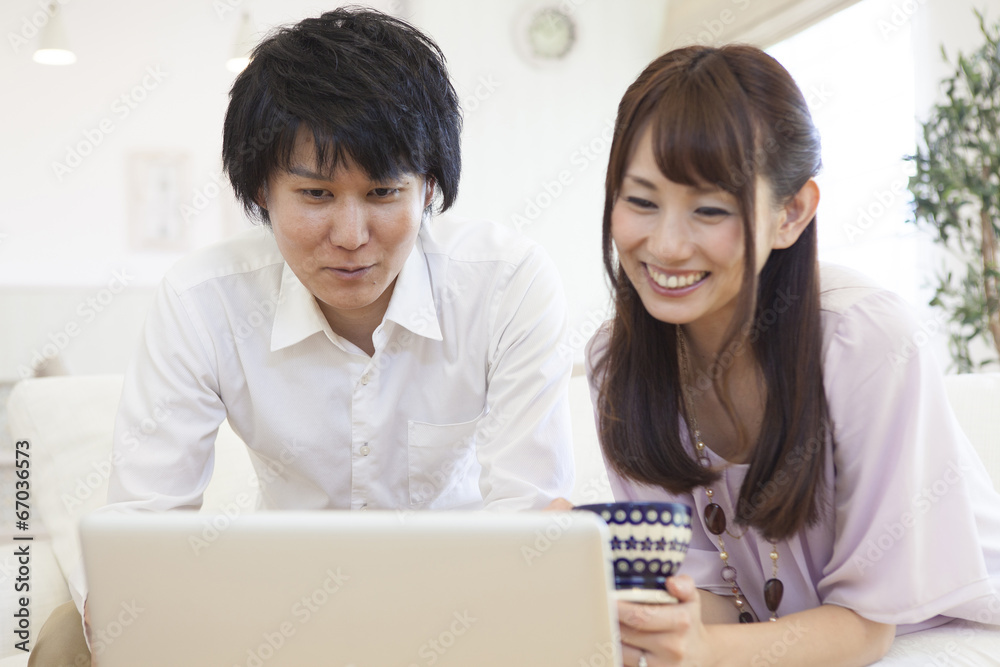 パソコンを見る夫婦