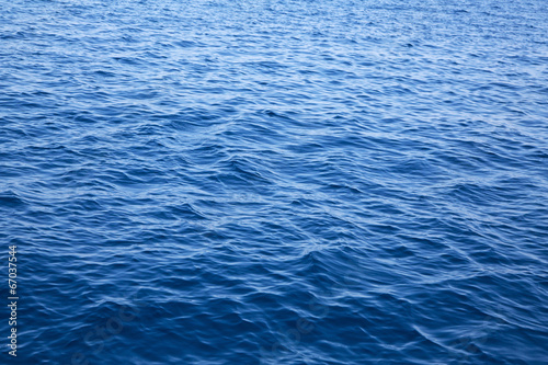 Tiefe blaue See - Hintergrund blau mit Wellen als Textur