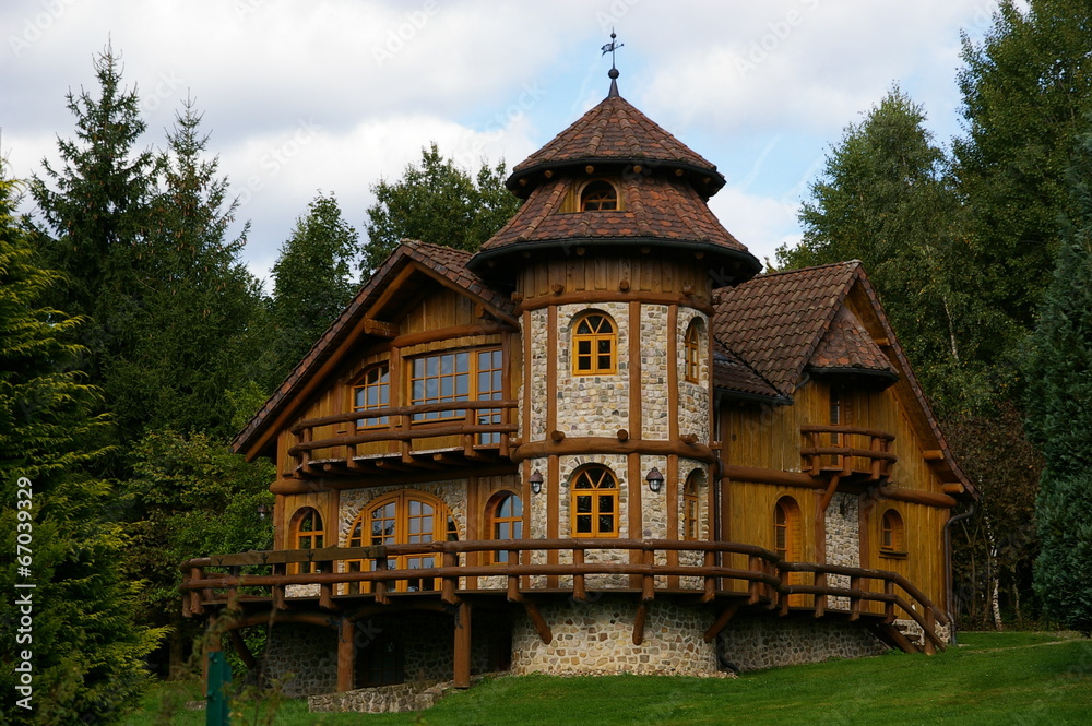 Holz Märchenhaus im Harz mit Turm