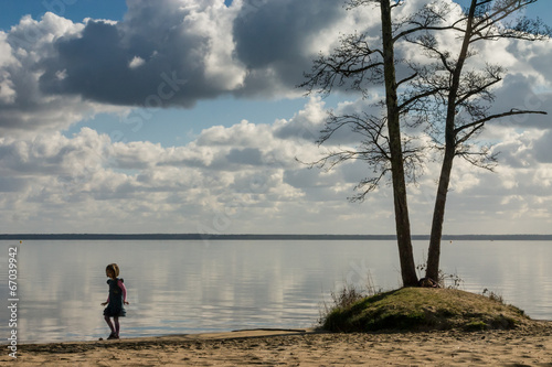 fillette au bord du lac photo