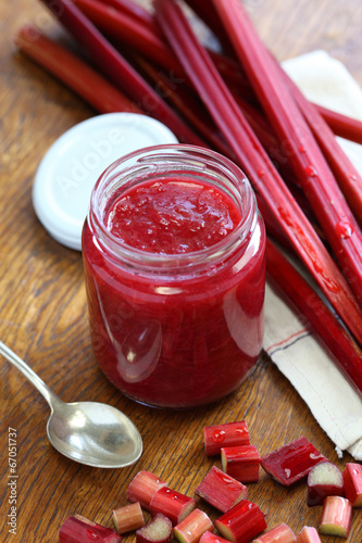 Canvastavla homemade rhubarb jam in jar on wood background