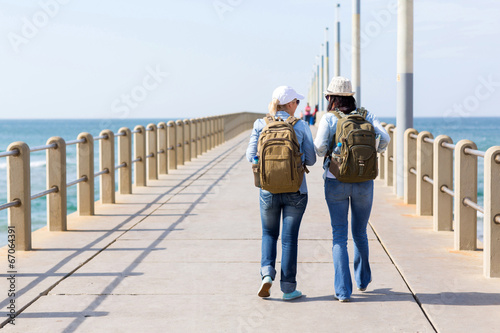Obraz na płótnie travellers walking on a pier