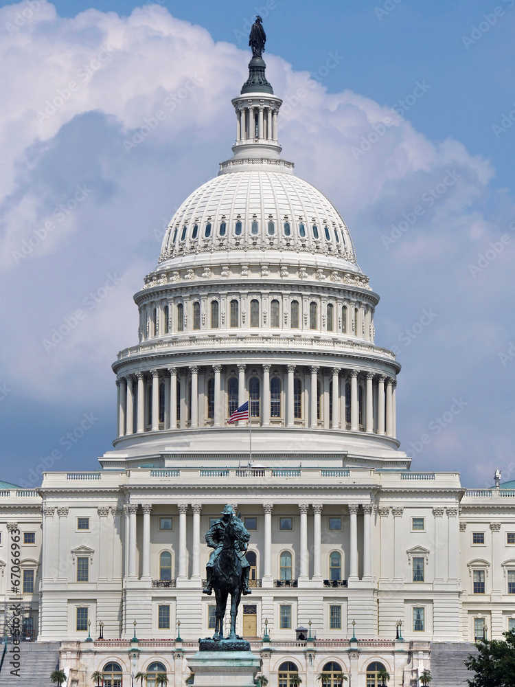 Obraz premium United States Capitol Building with Andrew Jackson statue