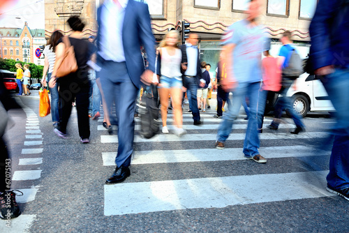 Canvas Print Motion blurred crowd crossing street