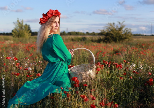 Obraz na płótnie Girl on a poppy field w salonie