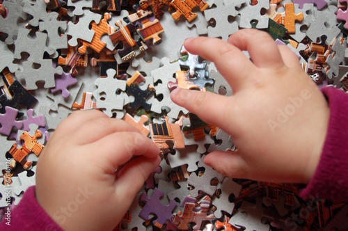 Kind setzt ein Puzzle zusammen photo