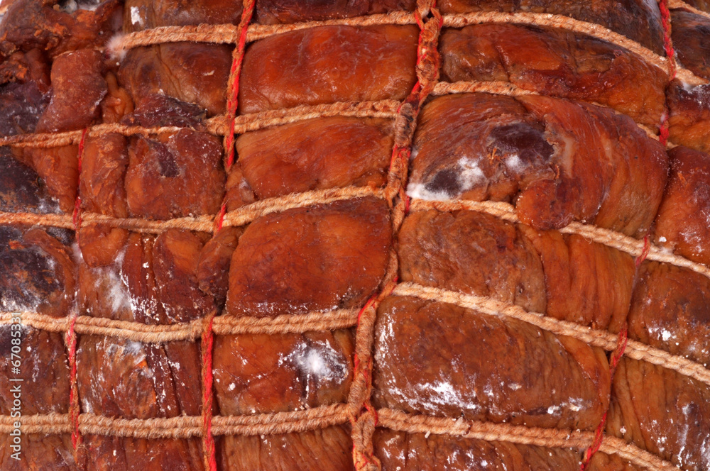 Gros plan sur la ficelle d'une noix de jambon fumée Gros plan sur la ficelle d'une noix de jambon fumée