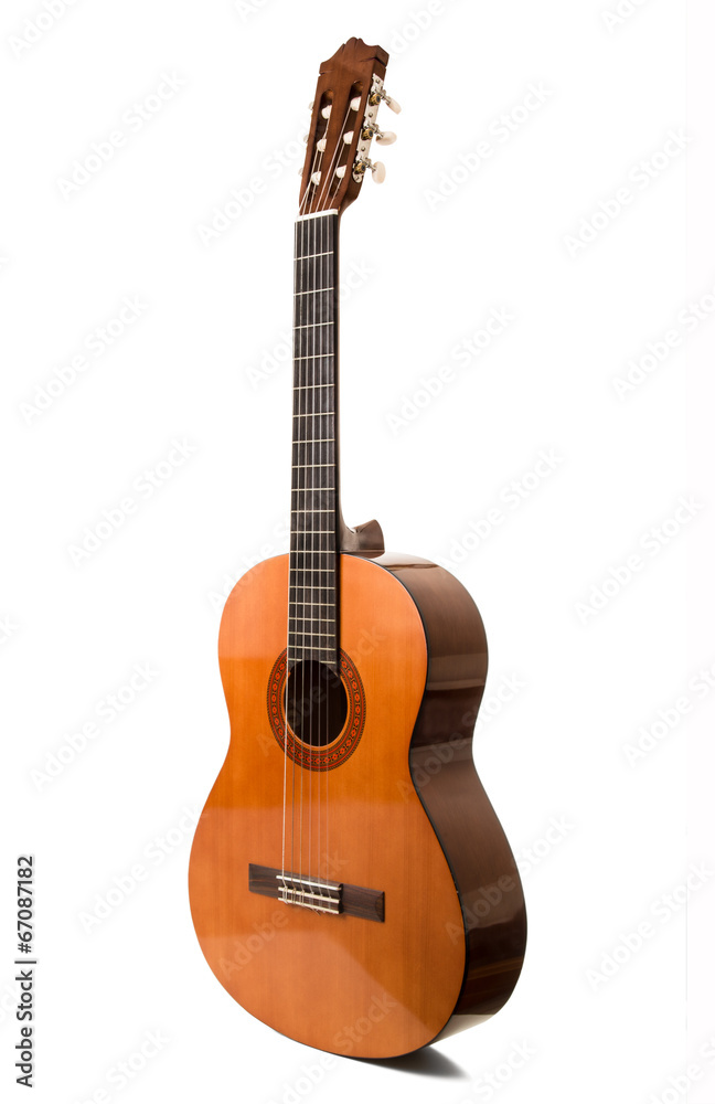 chitarra classica in fondo bianco