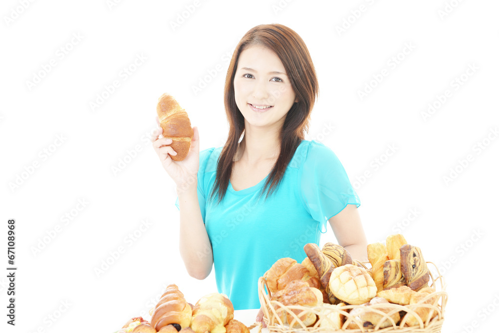 パンを食べる女性