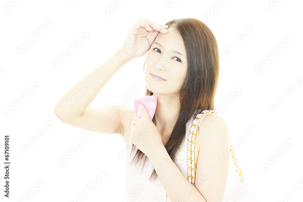 汗を拭く女性 汗を拭く女性