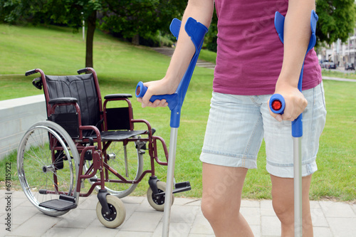 Frau mit Gehbehinderung spaziert im Park photo