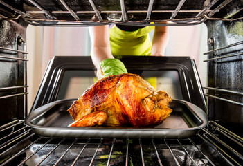 Cooking chicken in the oven at home.