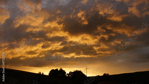 Fotografie Sonnenuntergang - Himmel - goldig u schwarz