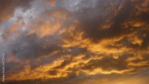 Fotografie Goldner schwarzgrauer Himmel