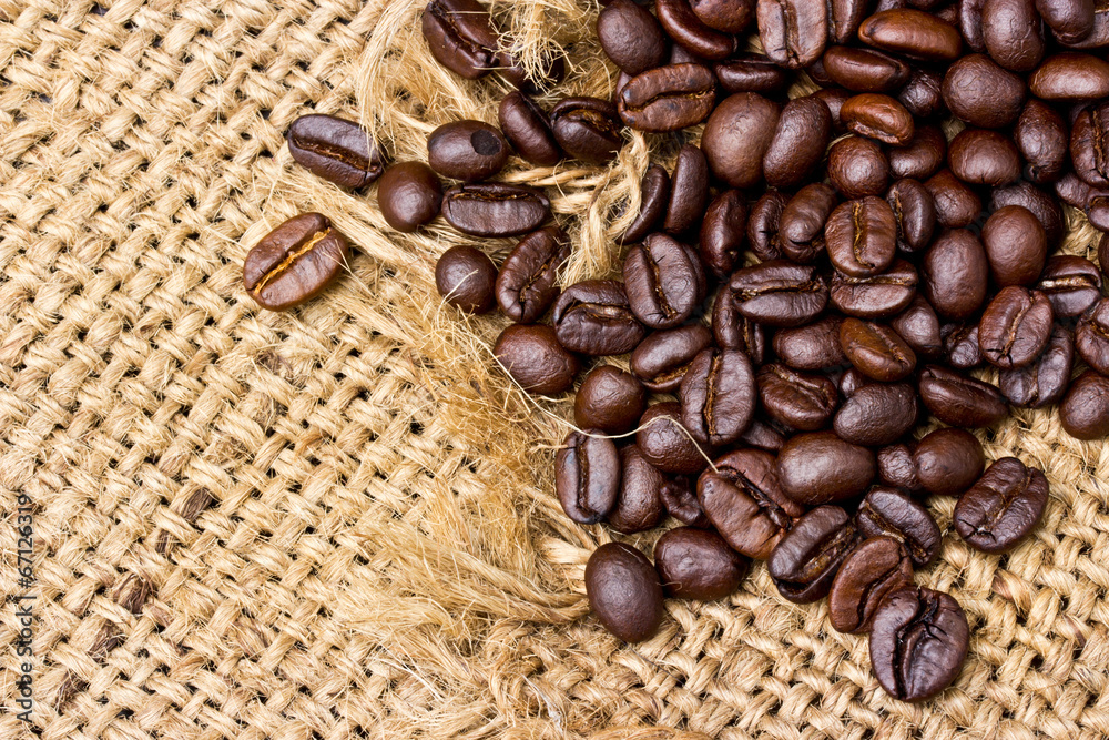 Fototapeta premium Coffee beans on vintage linen background