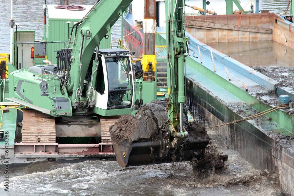 Bagger beim Vertiefen der Fahrrinne auf einem Fluss Bagger beim Vertiefen der Fahrrinne auf einem Fluss