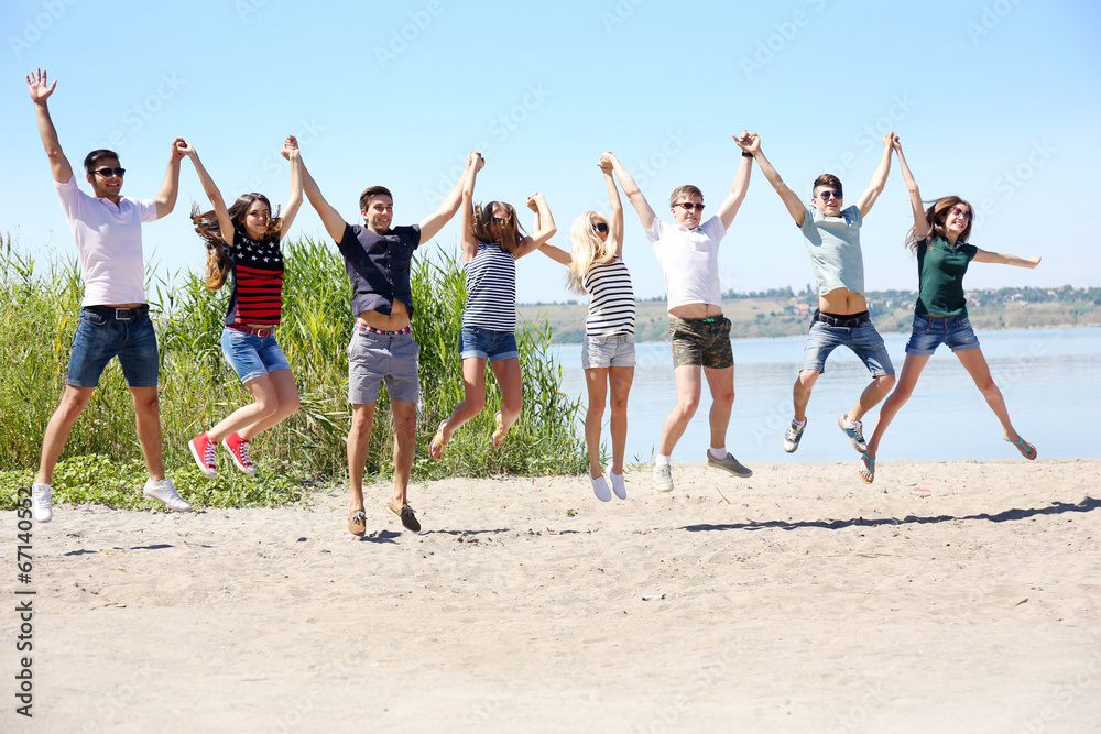 Fototapeta premium Grupa przyjaciół na plaży