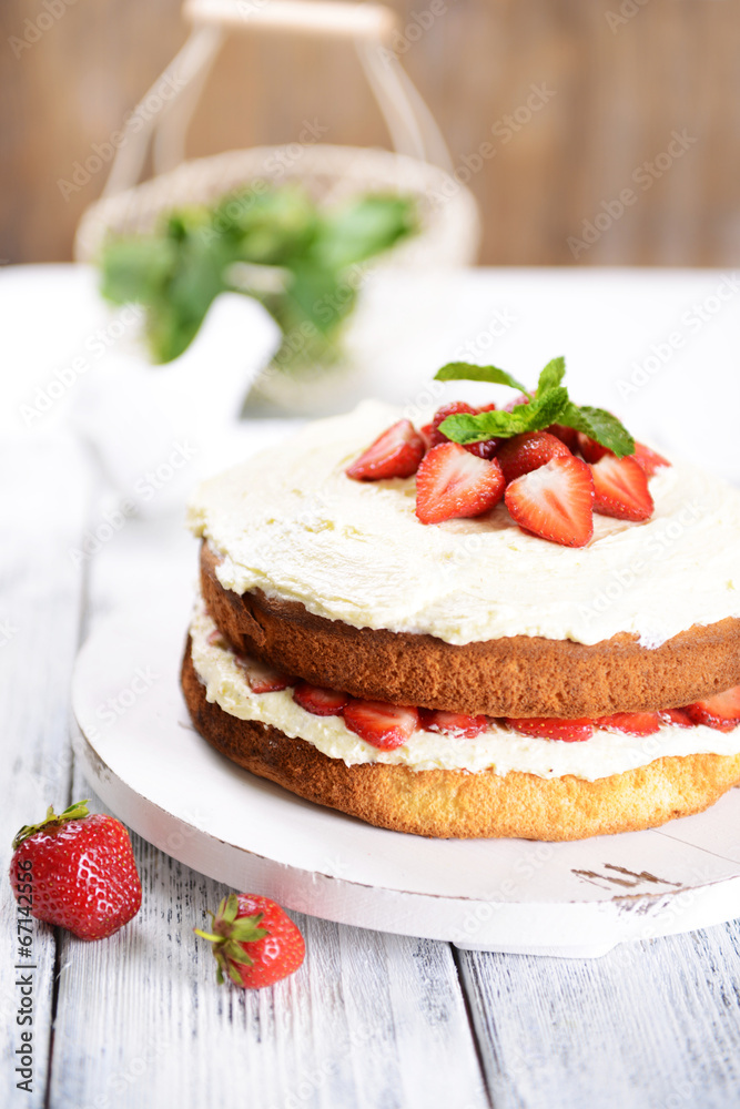 Delicious biscuit cake with strawberries Delicious biscuit cake with strawberries