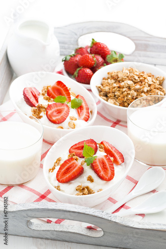 healthy breakfast - yogurt, strawberries, granola