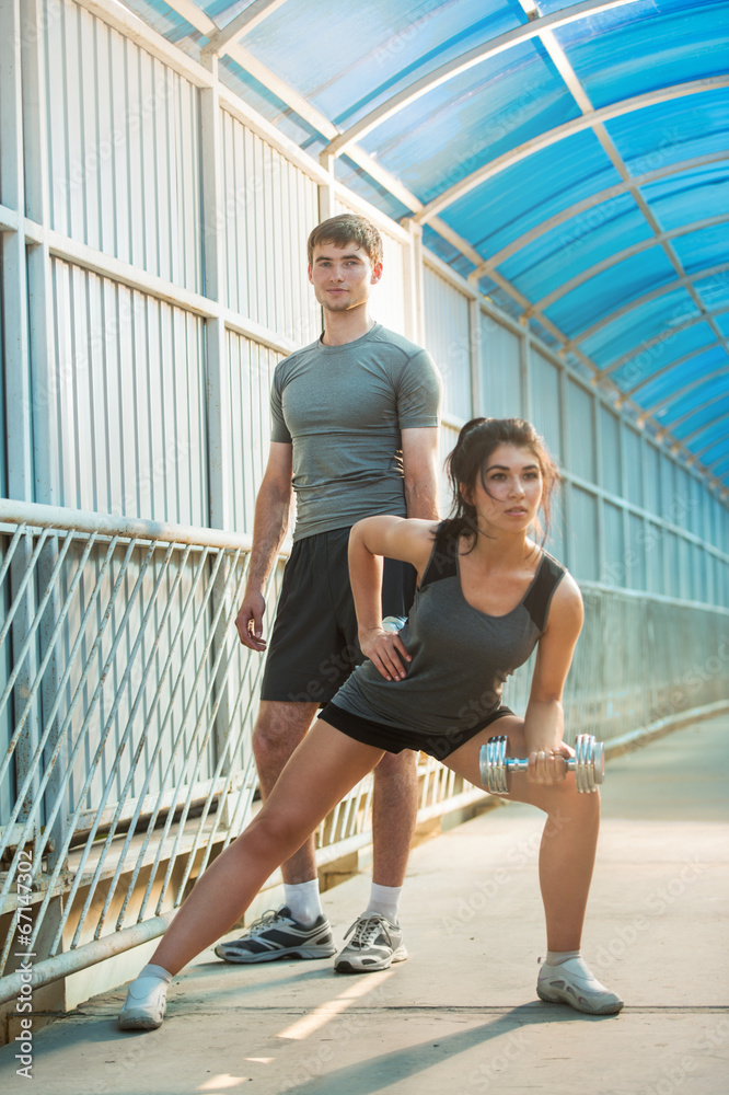 Obraz premium Athletic couple pumping up muscles