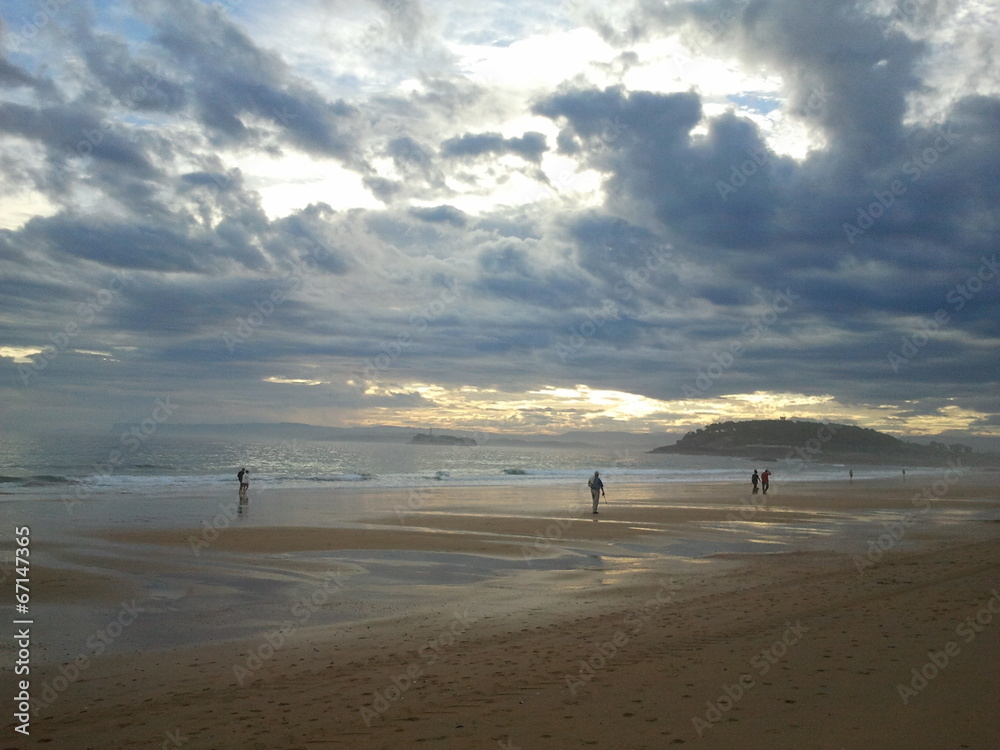 Gente andando en la playa, Santander España