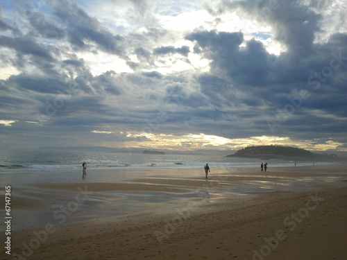 Gente andando en la playa, Santander España