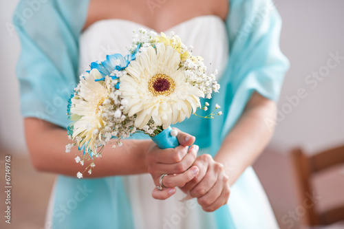 bouquet sposa di gerbere bianche azzurre e mughetti