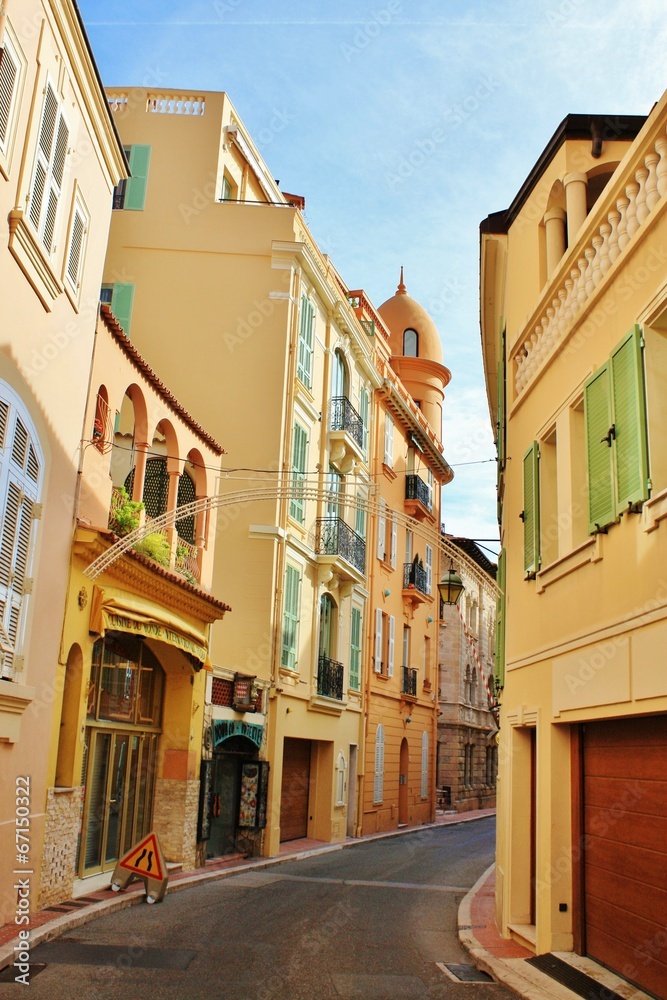 モナコのカラフルな路地