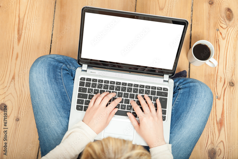 Fototapeta premium blonde frau am laptop