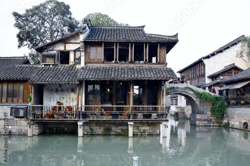中国の川沿いの民家 © kasiati2012