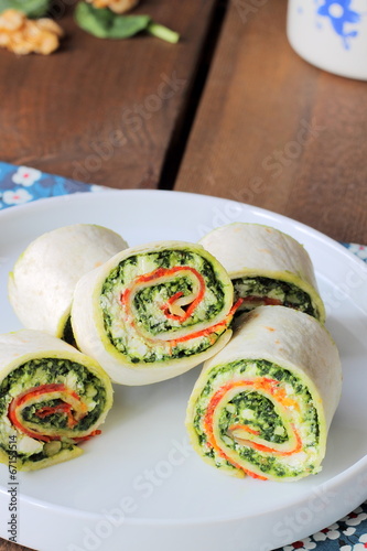Roll-up sandwich with pesto, lunchmeat and ricotta