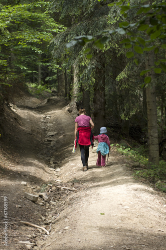 Kobieta z Dzieckiem na górskim szlaku, Gorce, Polska