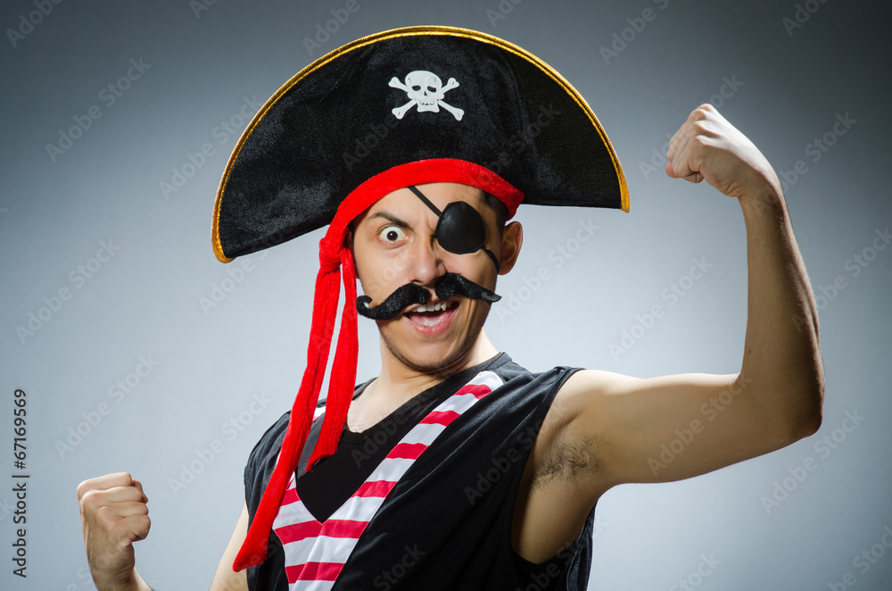 Naklejka premium Zabawny pirat w ciemnym studio