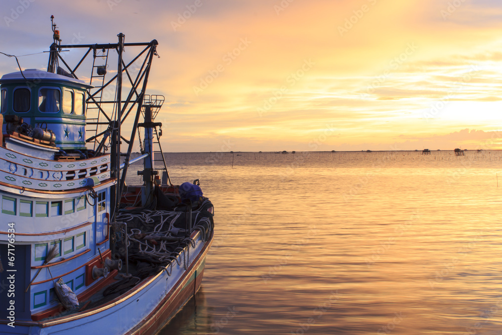 Fototapeta premium Fishing boat on the beach when sunset
