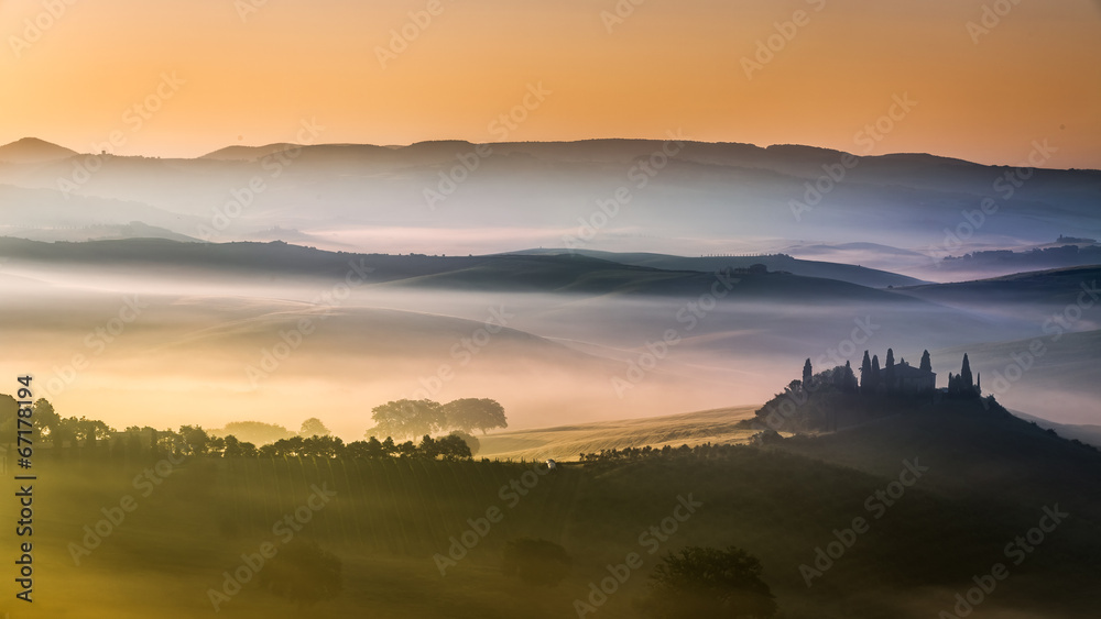 Obraz premium Beautiful sunrise over the valley of olive groves and vines