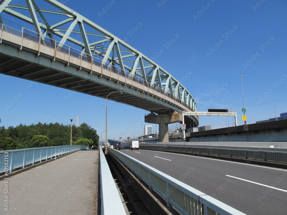 幹線道路と鉄橋