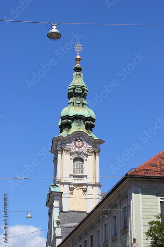 Der Kirchturm der Stadtpfarrkirche Graz in der Herrengasse