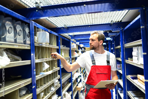 Warenkontrolle im Lager // Workers in logistics