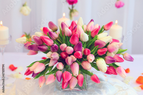 Fototapeta świąteczny stół udekorowany bukietem tulipanów, świec