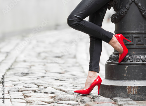 Bild auf Leinwand Sexy legs in black leather pants and red high heel shoes