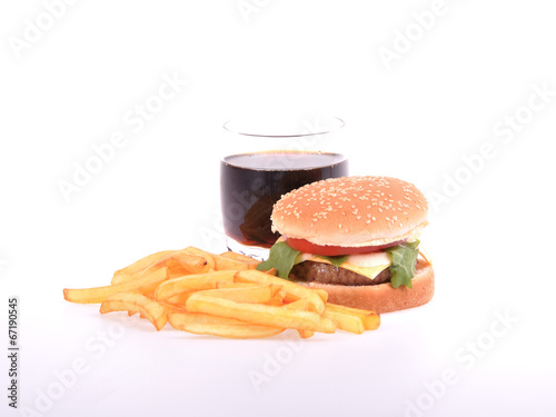 Hamburger et frite sur fond blanc