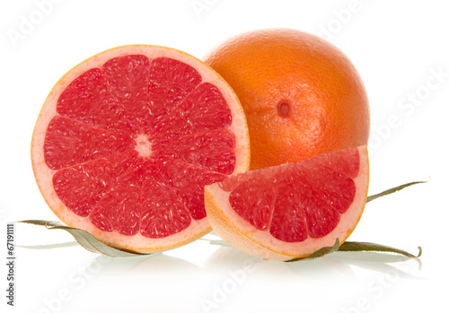 Whole cloves and grapefruits with leaves