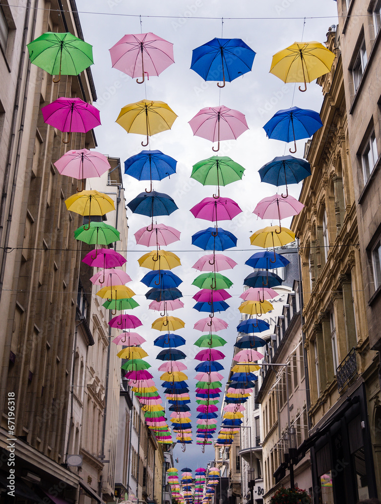 Fototapeta premium Regenschirme in Einkaufsstraße