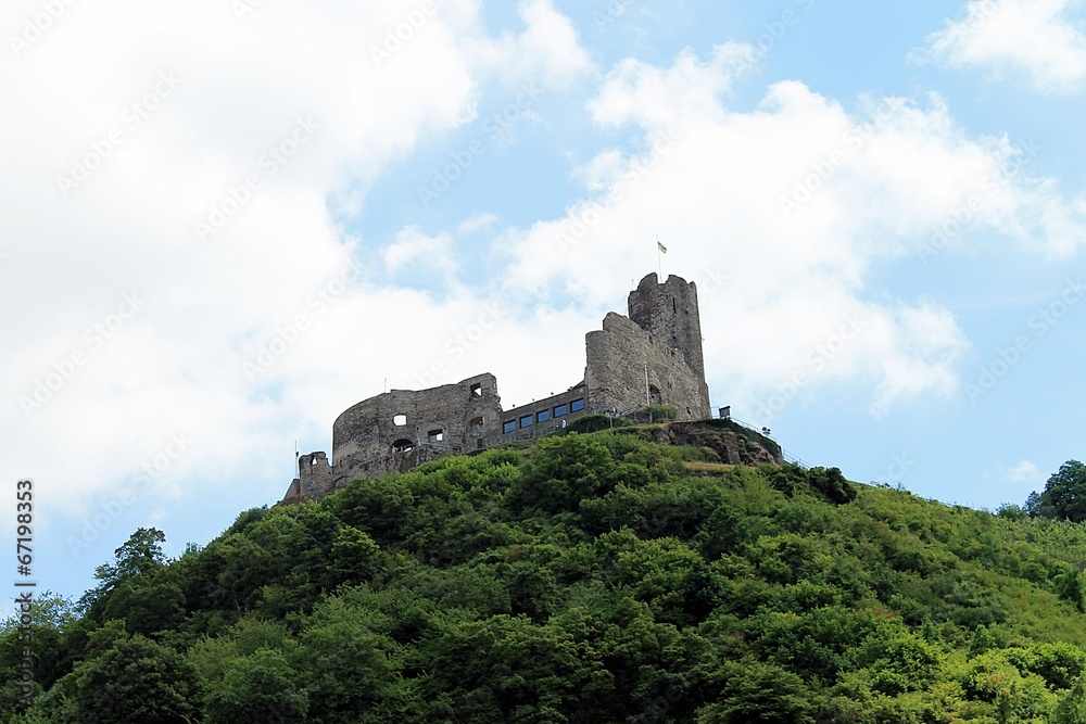 Eine Burg an der Mosel bei Bernkastel-Kues