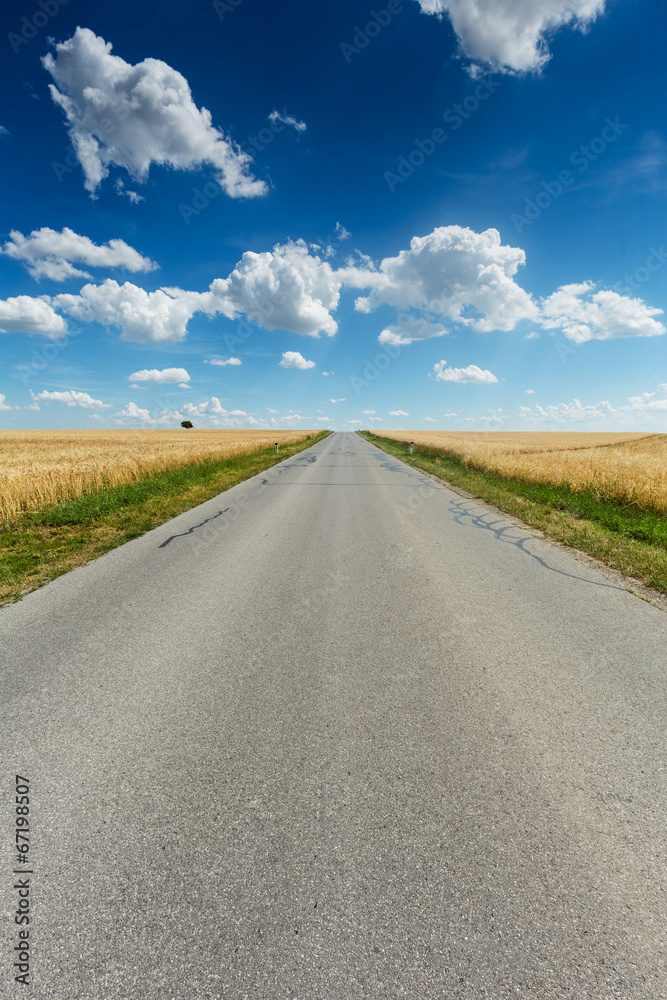 Fototapeta premium Landstrasse mit schönem Himmel