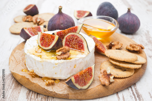 fresh camembert cheese with honey, figs and crackers